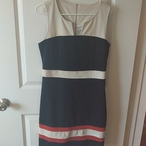 Fitted dress in navy blue with cream/orange detail